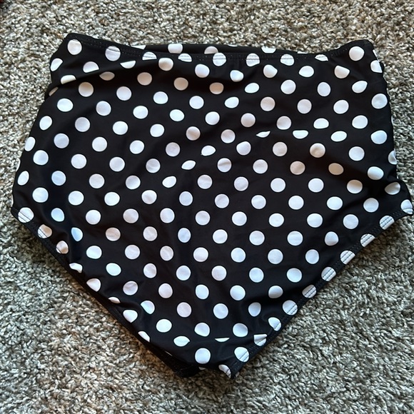 Bikini set size medium women’s. Red bikini top black and white polka dot bottoms - Picture 4 of 9